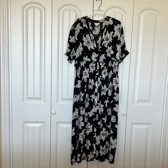 Chic Black and White Floral Maxi Dress - Picture 1 of 10